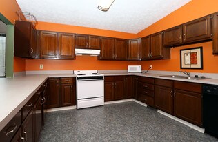 Hillbrook Apartments in Austintown, OH - Building Photo - Interior Photo