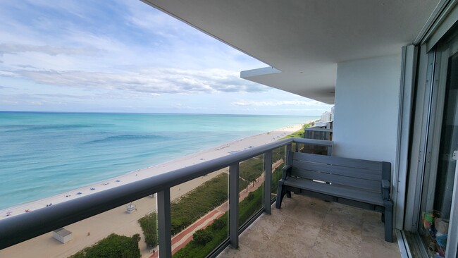 6039 Collins Ave, Unit PH25 in Miami Beach, FL - Foto de edificio - Building Photo