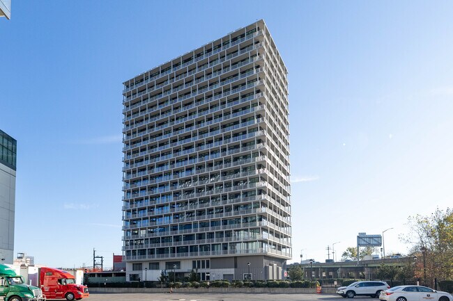 Longfield in Flushing, NY - Foto de edificio - Building Photo