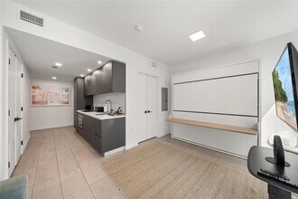 227 NE 2nd St, Unit 1911 in Miami, FL - Foto de edificio - Building Photo
