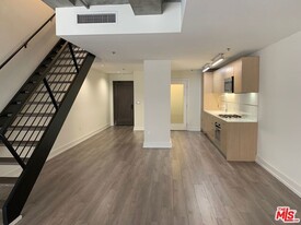 727 W 7th St in Los Angeles, CA - Building Photo