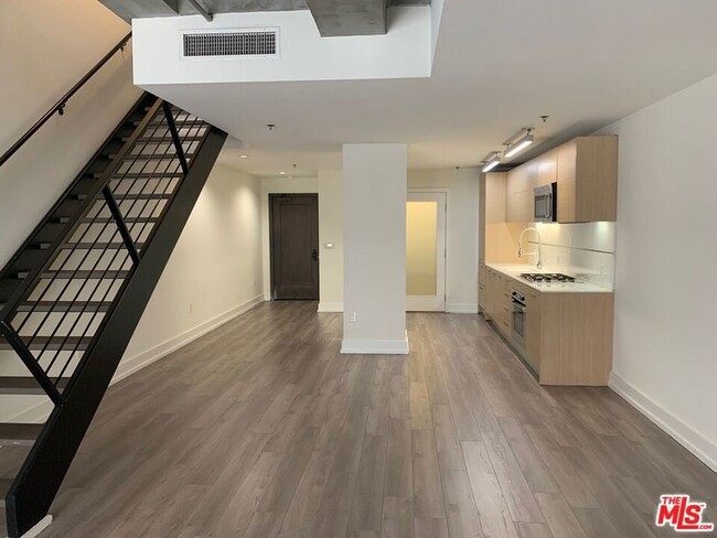 property at 727 W 7th St