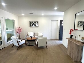 16913 Covello St in Los Angeles, CA - Foto de edificio - Building Photo