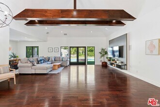 13201 Bloomfield St in Los Angeles, CA - Building Photo - Building Photo