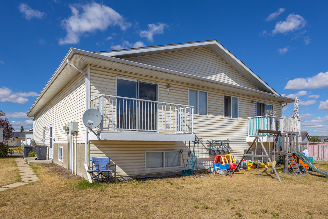 1815A 5 Av SE in High River, AB - Building Photo