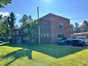 131 Elm St, Unit 5 in Gwinn, MI - Foto de edificio - Building Photo