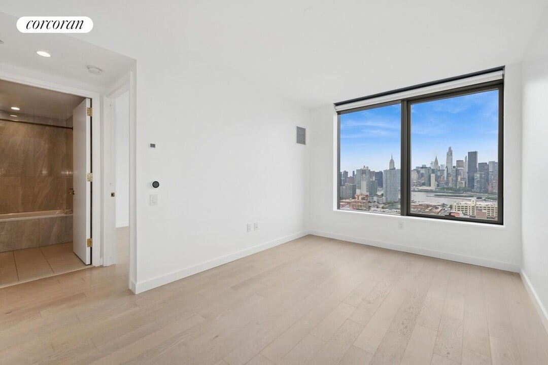 3 Ct Square W in Queens, NY - Building Photo