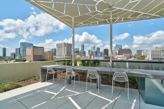 800 Embassy Dr in Austin, TX - Building Photo - Building Photo