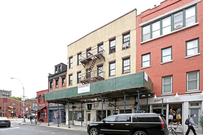 300-302 Bleecker St in New York, NY - Building Photo - Building Photo