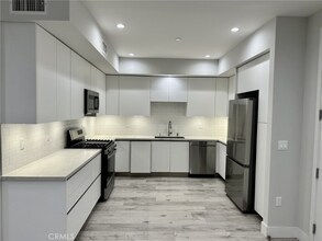 5820 La Mirada Ave in Los Angeles, CA - Building Photo - Building Photo