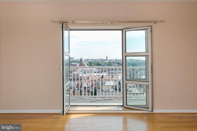 250 S President St in Baltimore, MD - Building Photo - Building Photo