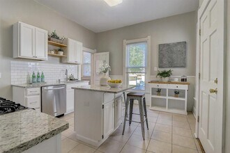 1512 E Irving Plz, Unit 1 in Milwaukee, WI - Building Photo - Building Photo