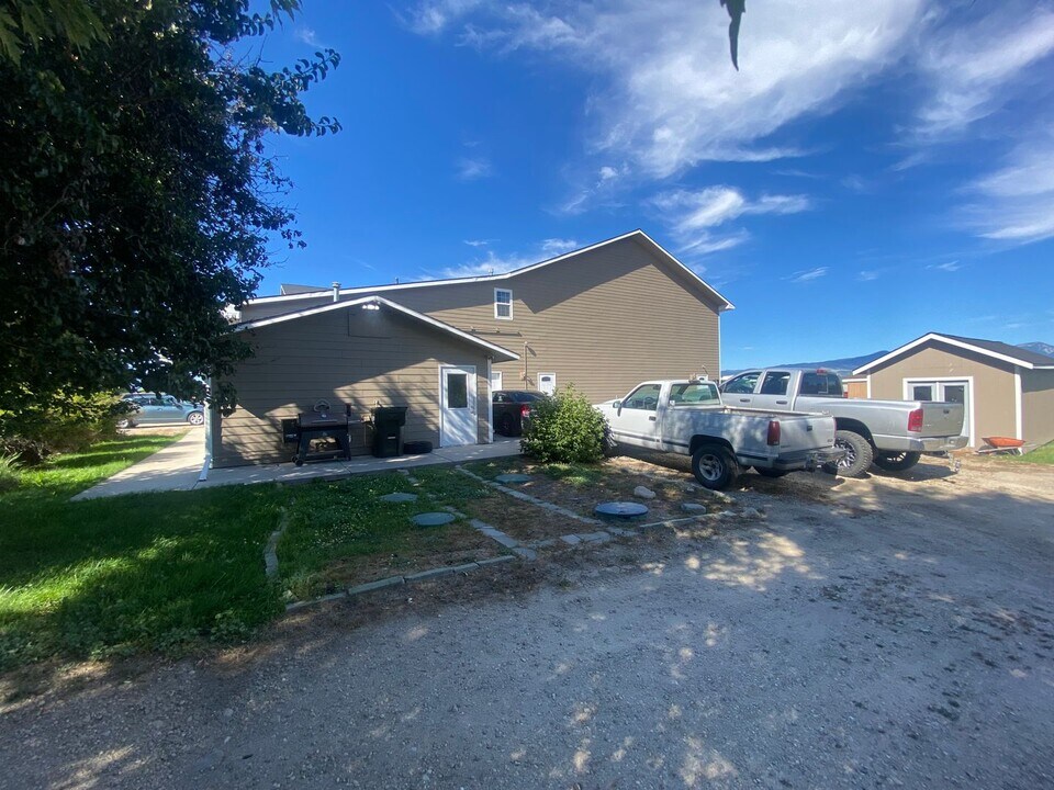 529 W River Rd-Unit -529 West River Road Apartment #B in Hamilton, MT - Building Photo