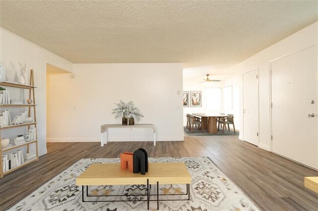 1110 Meadow Lake Dr, Unit 10-04 in Vista, CA - Foto de edificio - Building Photo