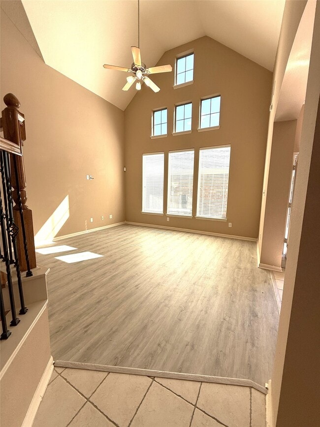 property at 3305 Knollcrest Ln