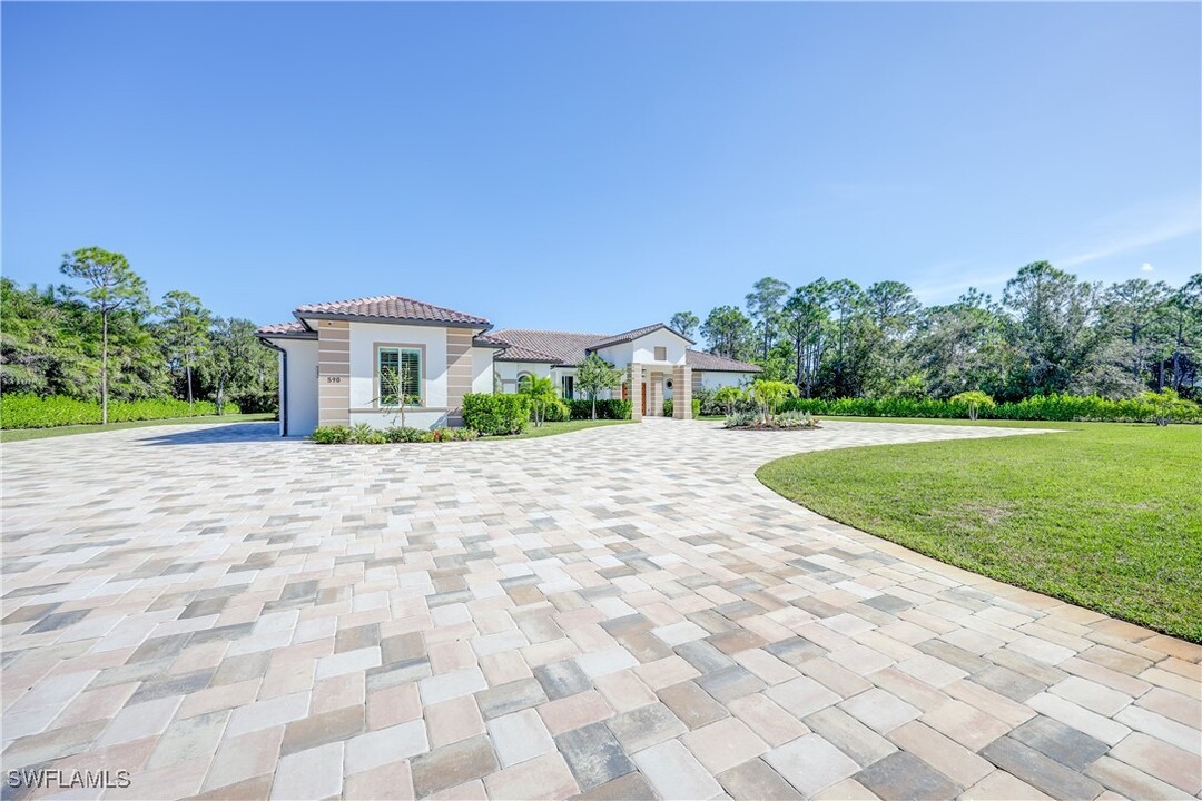 590 Carica Rd in Naples, FL - Building Photo