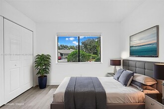 453 Lakeview Dr in Weston, FL - Building Photo - Building Photo