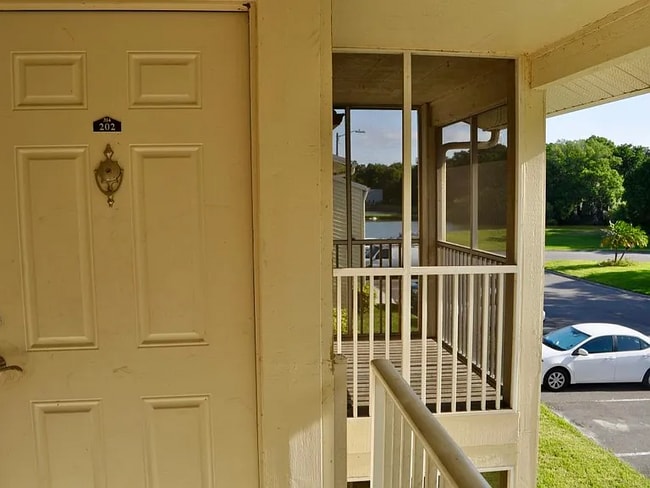 208 Lake Parsons Green in Brandon, FL - Building Photo - Building Photo