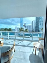 460 NE 28th St, Unit 1001 in Miami, FL - Foto de edificio - Building Photo