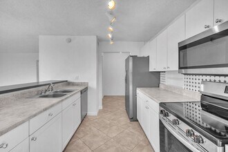 3100 N Pine Island Rd in Sunrise, FL - Foto de edificio - Building Photo