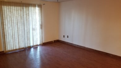23 Shadowbrook Ln in Milford, MA - Foto de edificio - Building Photo