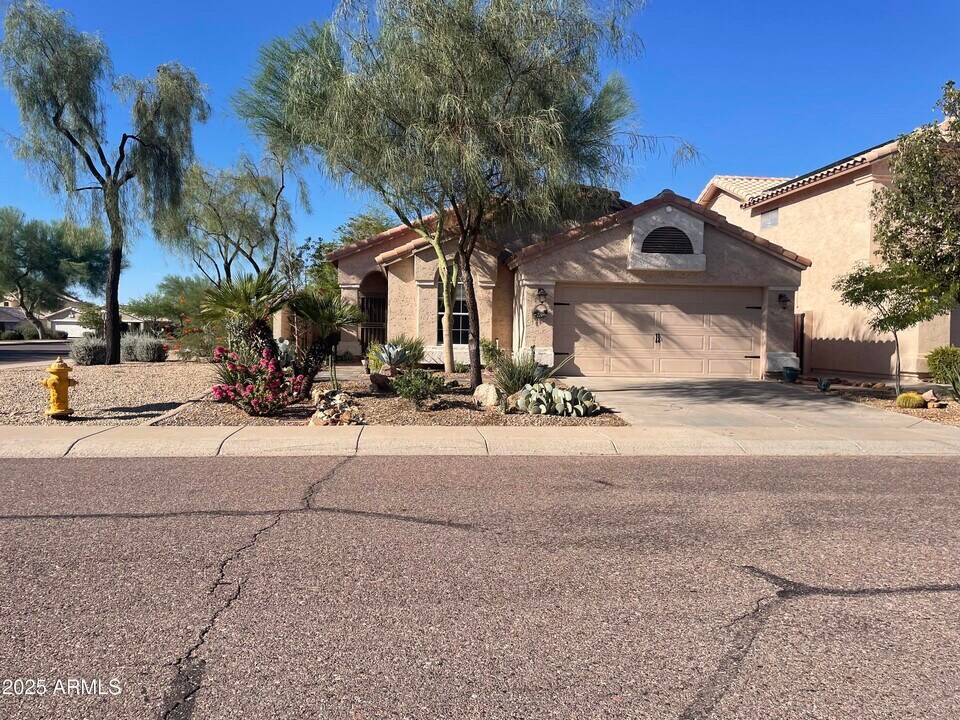2204 E Crest Ln in Phoenix, AZ - Building Photo