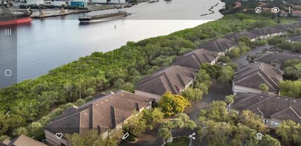 1037 Normandy Trace Rd in Tampa, FL - Foto de edificio - Building Photo