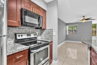 2890 N Oakland Forest Dr in Oakland Park, FL - Building Photo - Building Photo