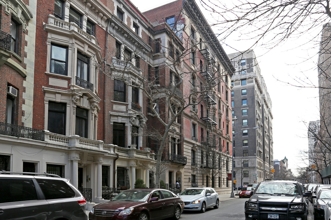 301 W 105th St in New York, NY - Building Photo