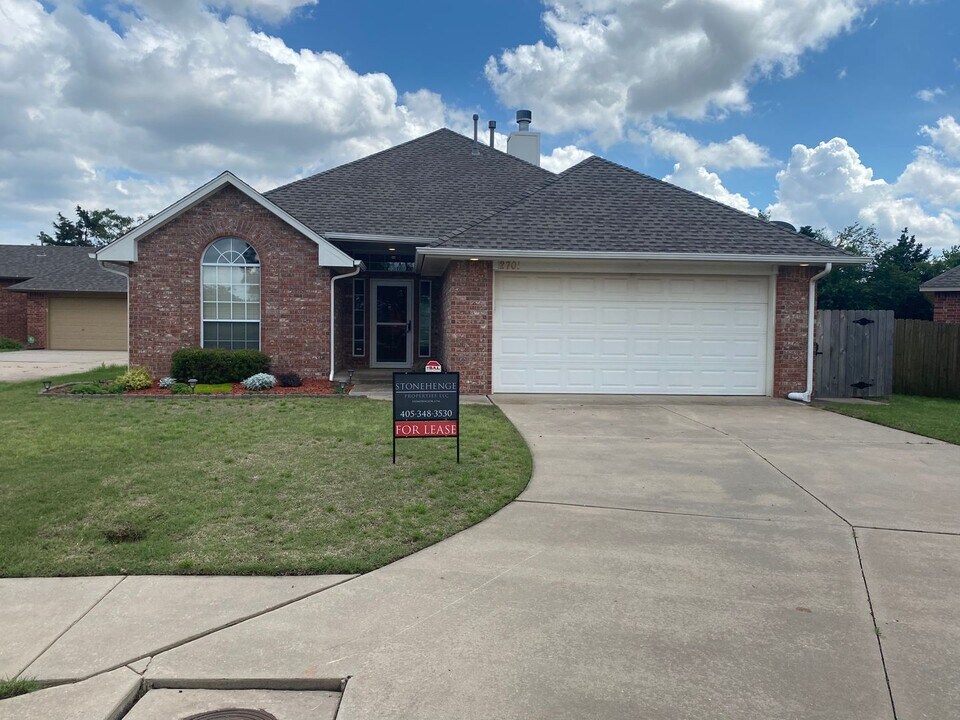 2701 Flagstone Ln in Edmond, OK - Building Photo