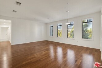 5625 Crescent Prk W in Los Angeles, CA - Building Photo - Building Photo