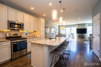 4 Woodrose Ln in Monroe Township, NJ - Foto de edificio - Building Photo