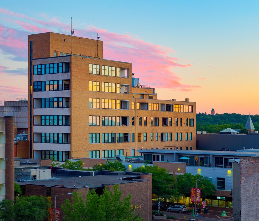 Peregrine Tower in Kalamazoo, MI - Foto de edificio