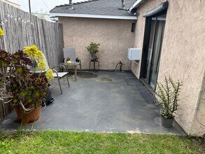 11917 Orizaba Ave, Unit Garden Bungalow in Downey, CA - Building Photo - Building Photo