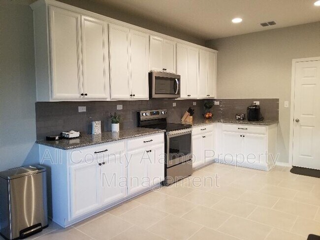 12086 Canyon Rock Ln in San Antonio, TX - Building Photo - Building Photo