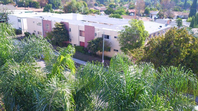 19236 Bryant St in Northridge, CA - Foto de edificio - Building Photo