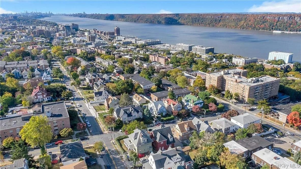 21 Lake Ave in Yonkers, NY - Building Photo