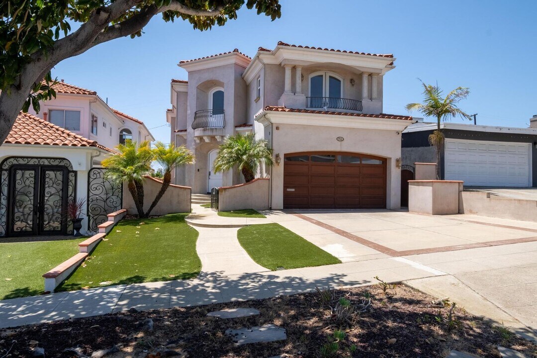 711 N Paulina Ave in Redondo Beach, CA - Building Photo