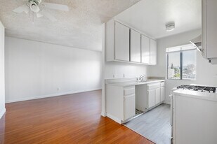 13354 Vanowen St in Van Nuys, CA - Building Photo