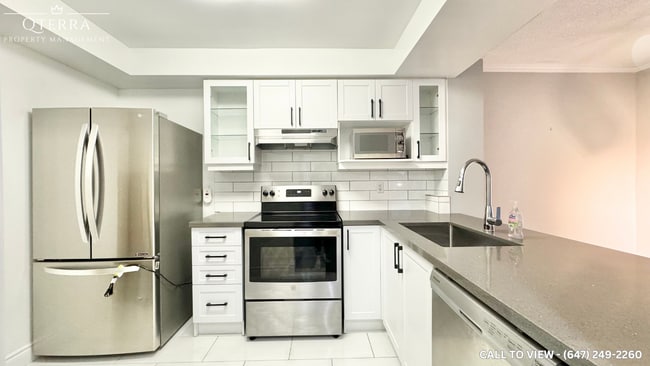 2 Hedge End Rd in Toronto, ON - Building Photo - Building Photo