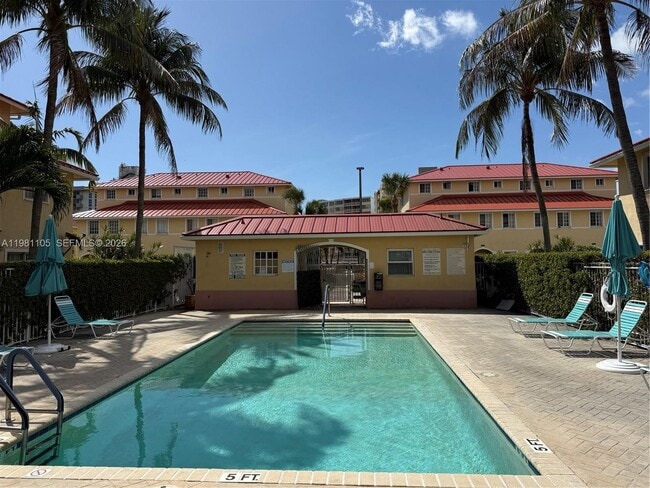 2032 NE 167th St in North Miami Beach, FL - Building Photo - Building Photo