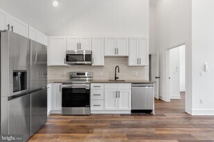 7037 Ridge Ave in Philadelphia, PA - Building Photo