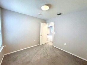 8432 Fall Meadow Ln in Austin, TX - Foto de edificio - Building Photo