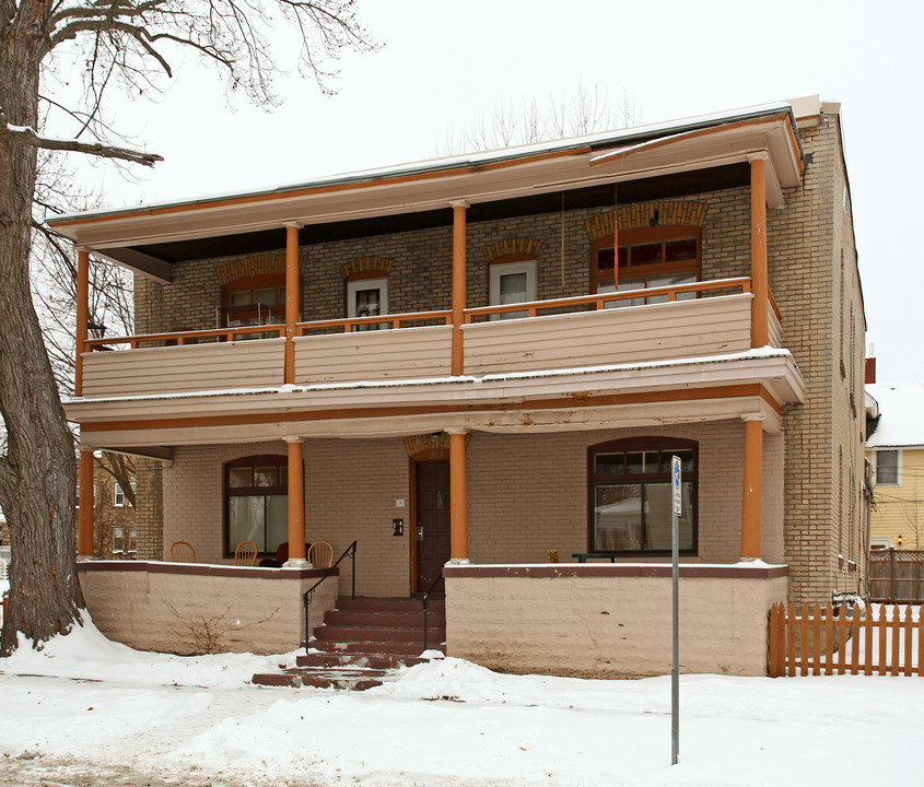 203 Grotto St N in St. Paul, MN - Foto de edificio