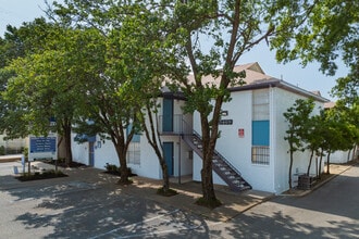 University Crossings in Memphis, TN - Foto de edificio - Building Photo