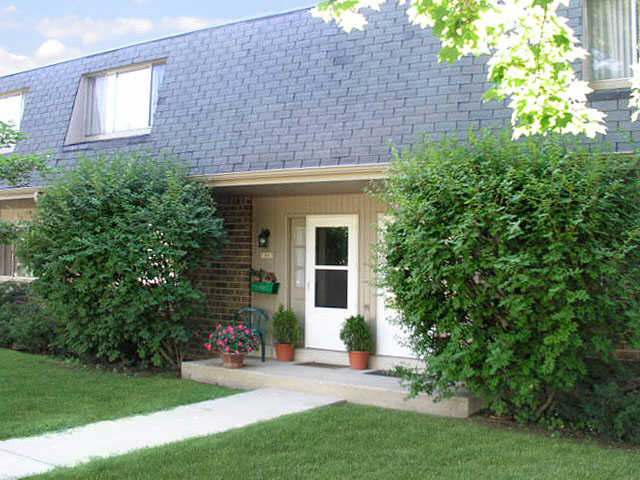 Grafton Townhomes in Grafton, WI - Foto de edificio - Building Photo