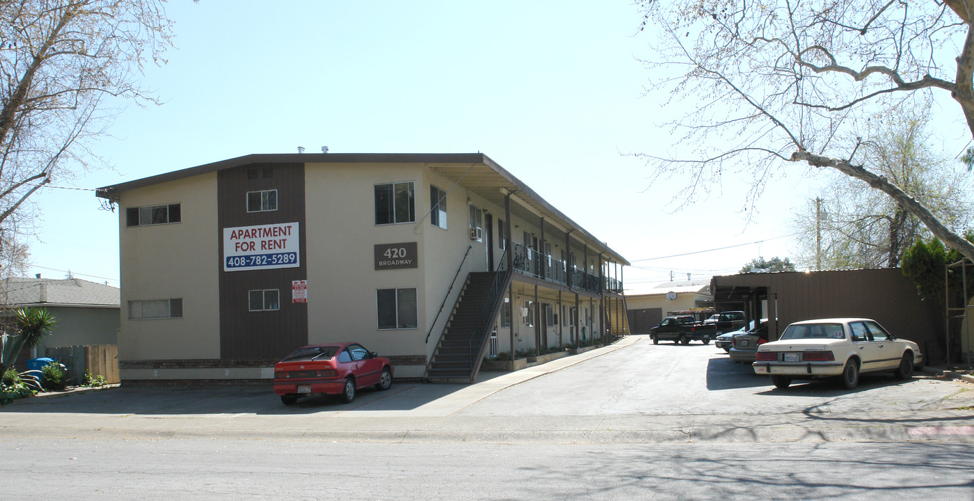 Yuba Apartments in Gilroy, CA - Building Photo