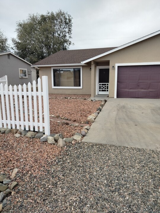 8396 E Stevens Dr, Unit A in Prescott Valley, AZ - Foto de edificio