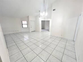 210 Maddy Ln in North Lauderdale, FL - Foto de edificio - Building Photo