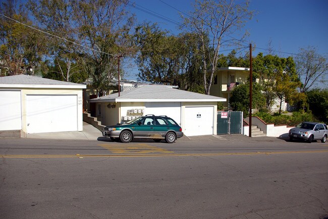 301-325 W Elder St in Fallbrook, CA - Building Photo - Building Photo